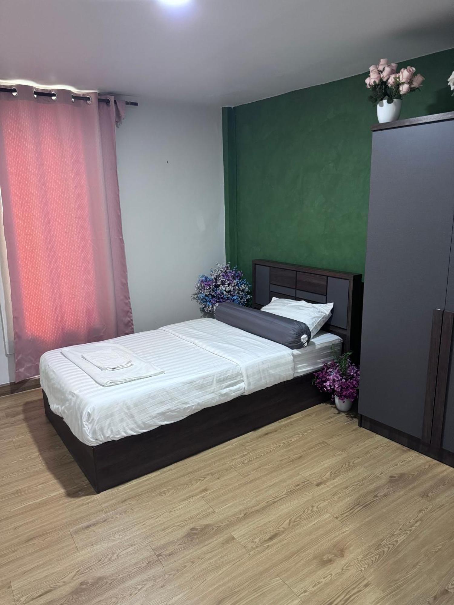 Bud Brew Beyond Dispensary And Hotel Bangkok Buitenkant foto