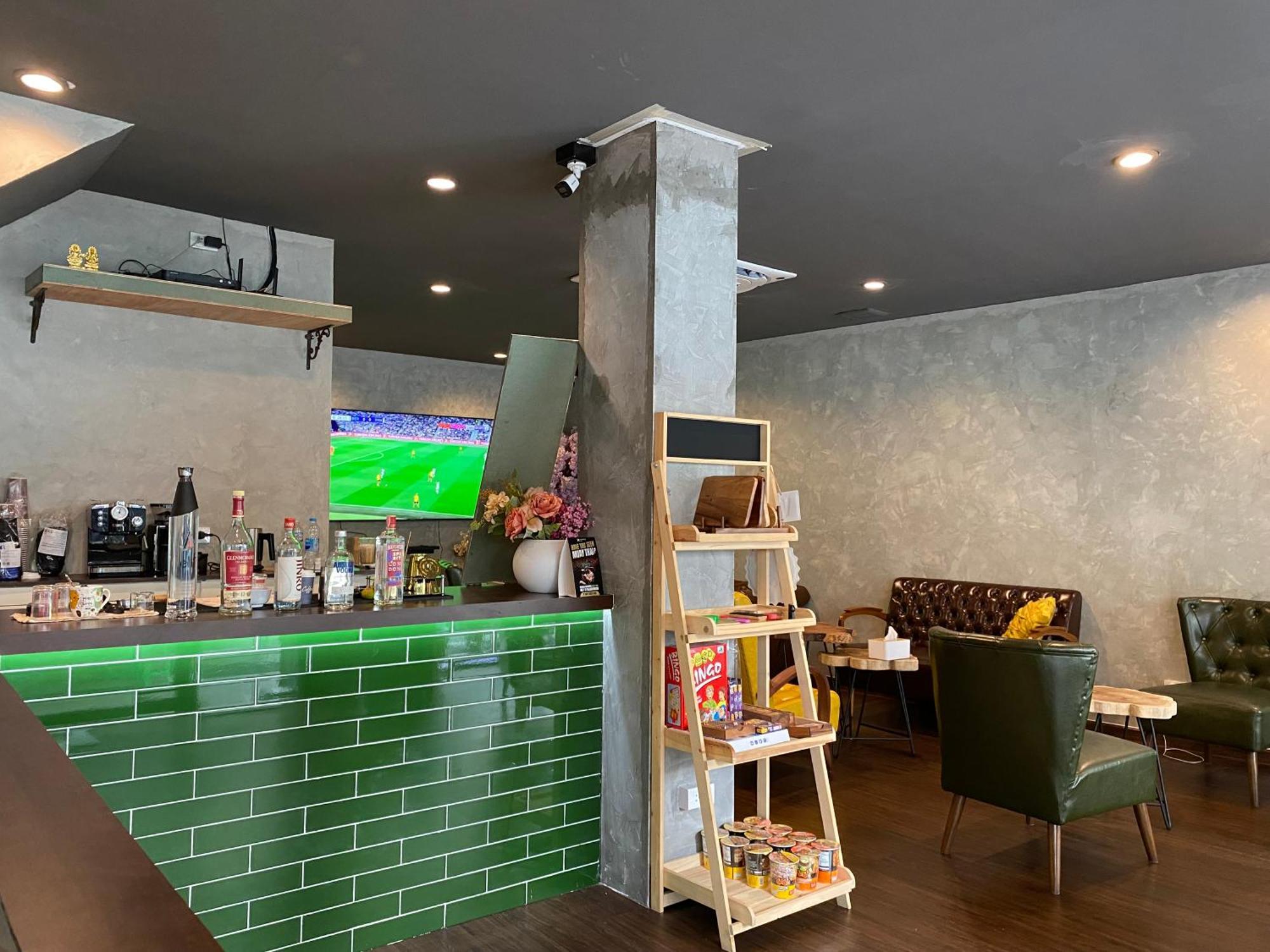Bud Brew Beyond Dispensary And Hotel Bangkok Buitenkant foto