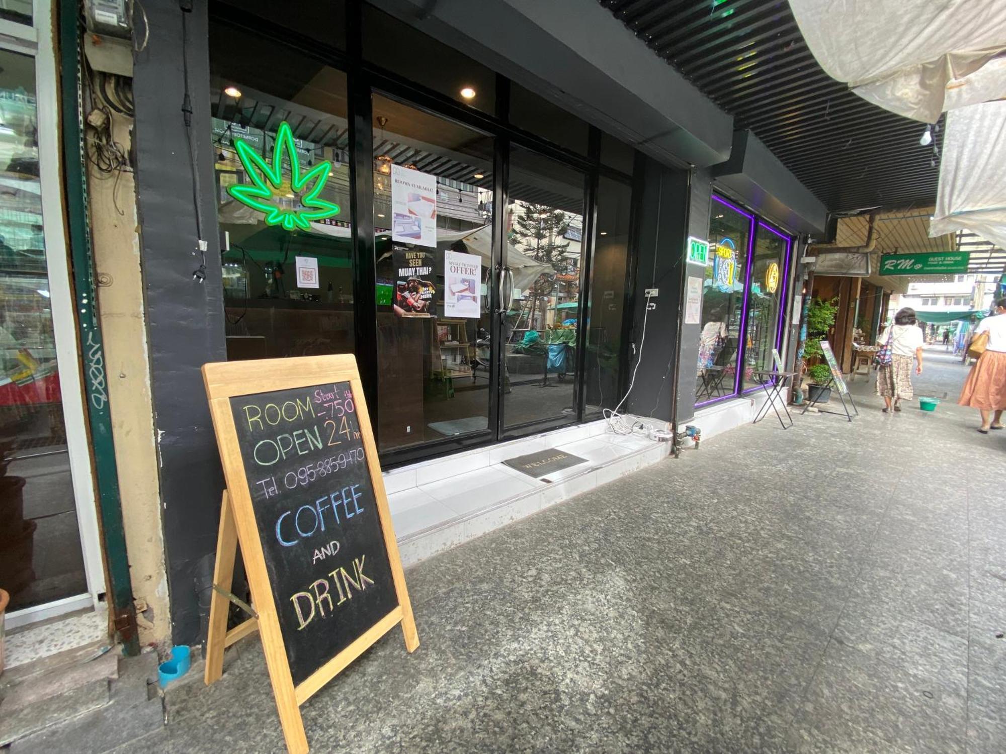Bud Brew Beyond Dispensary And Hotel Bangkok Buitenkant foto