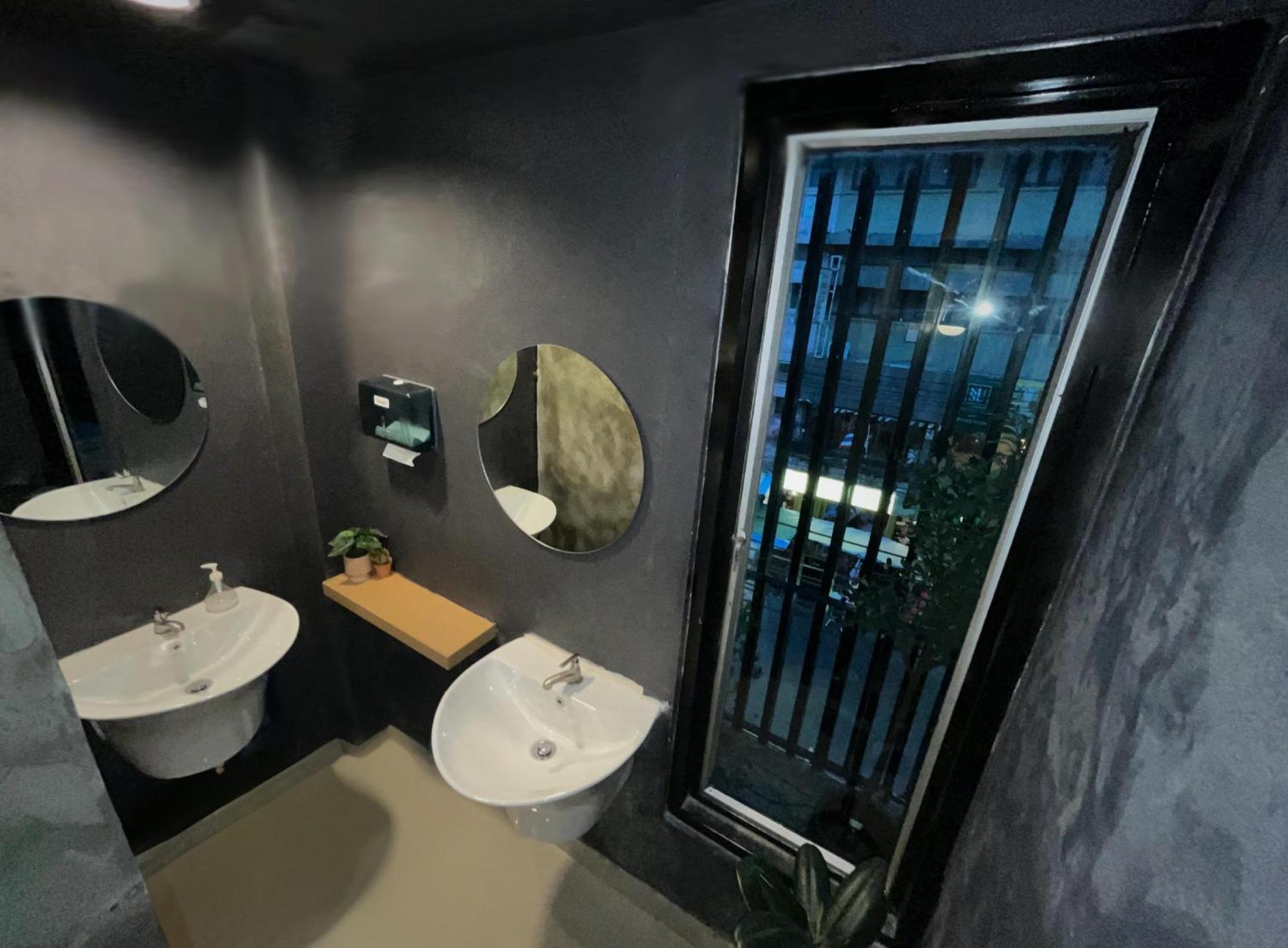 Bud Brew Beyond Dispensary And Hotel Bangkok Buitenkant foto