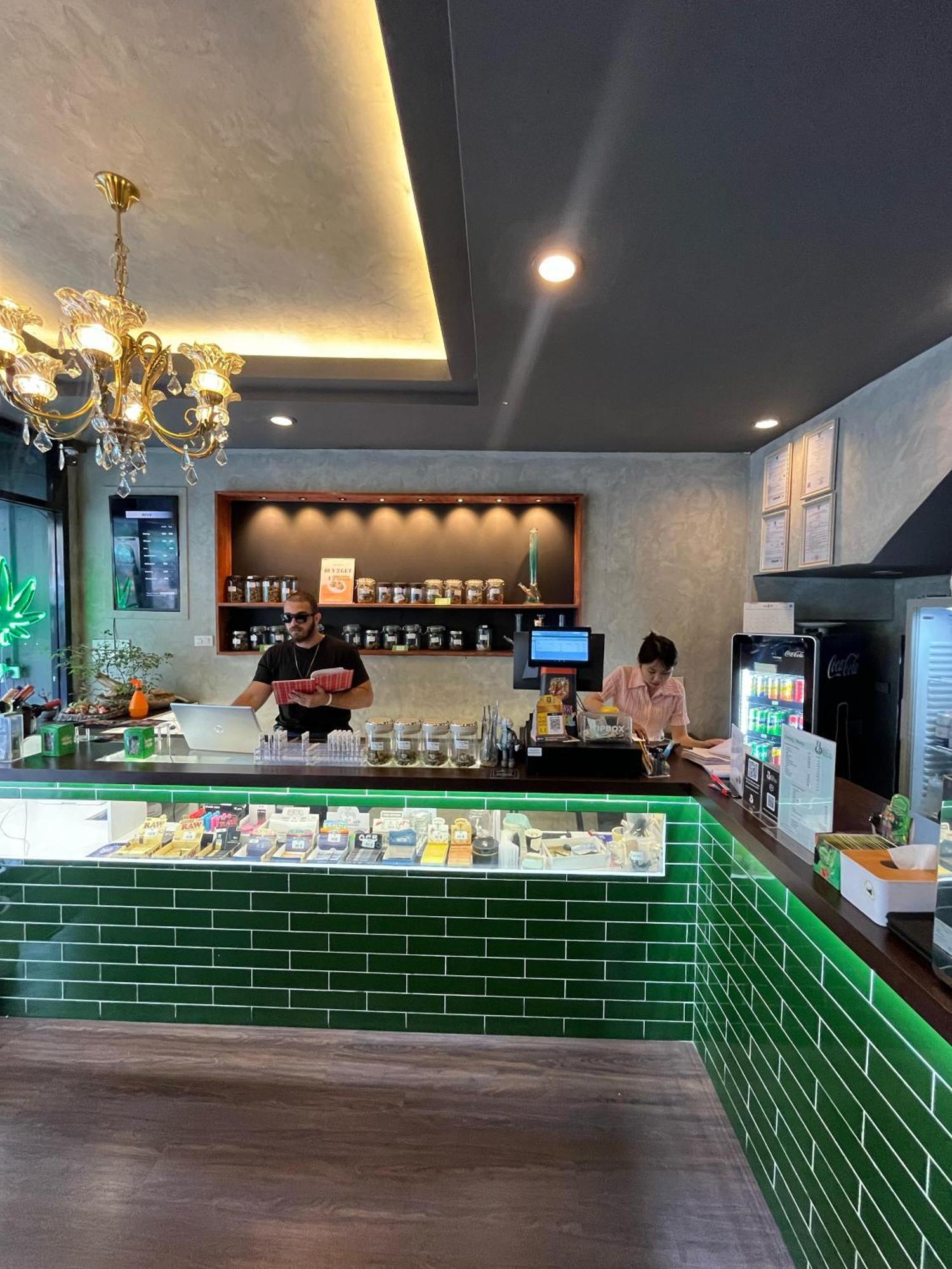 Bud Brew Beyond Dispensary And Hotel Bangkok Buitenkant foto